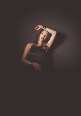 Siyah elbiseli, akşam makyajlı güzel bir kadın.