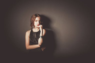 Siyah elbiseli, akşam makyajlı güzel bir kadın.