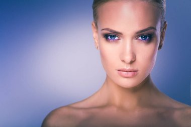 Güzellik. Beyaz arka plan üzerinde genç bir kadın portresi