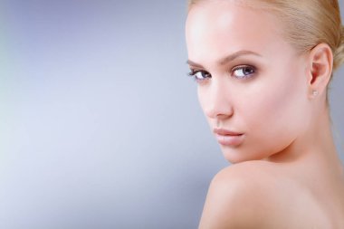 Güzellik. Beyaz arka plan üzerinde genç bir kadın portresi