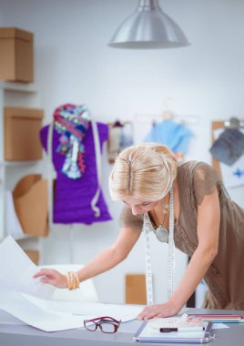 Stüdyoda çalışan genç moda tasarımcısı.