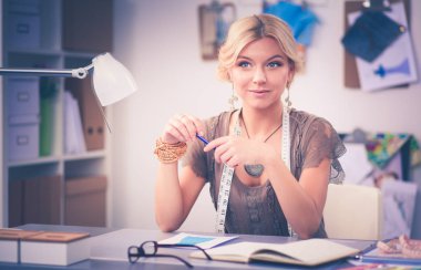 Stüdyoda çalışan genç moda tasarımcısı.