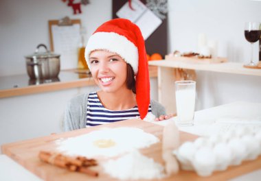 Kadın mutfakta Noel kurabiyesi yapıyor.