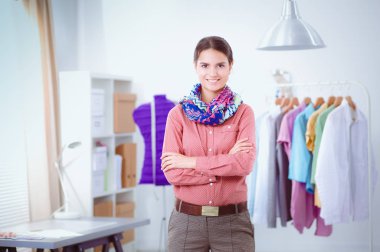 Stüdyoda çalışan genç moda tasarımcısı.