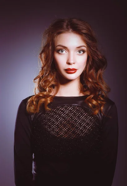 Hermosa mujer con maquillaje de noche en vestido negro — Foto de Stock