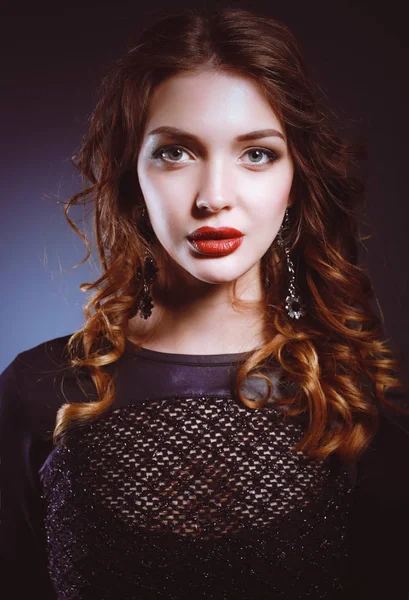 Hermosa mujer con maquillaje de noche en vestido negro — Foto de Stock