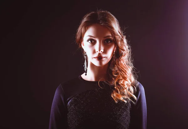 Hermosa mujer con maquillaje de noche en vestido negro — Foto de Stock