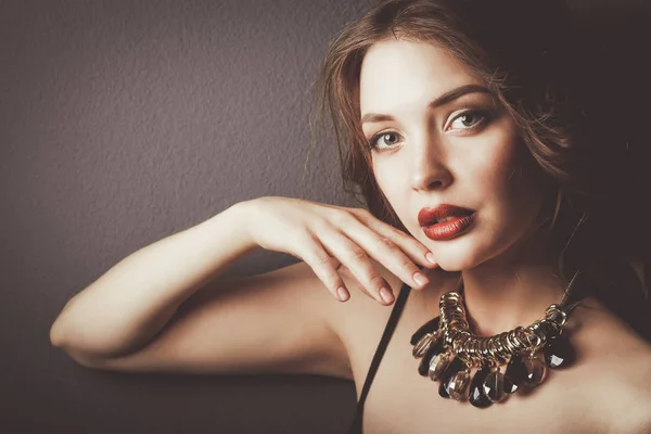 Hermosa mujer con maquillaje de noche en vestido negro — Foto de Stock