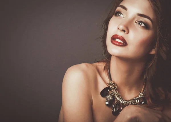 Hermosa mujer con maquillaje de noche en vestido negro — Foto de Stock