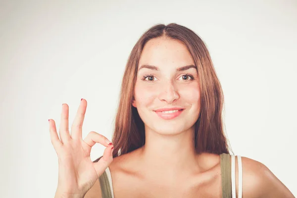 Glad ung kvinna visar ok tecken med fingrarna — Stockfoto
