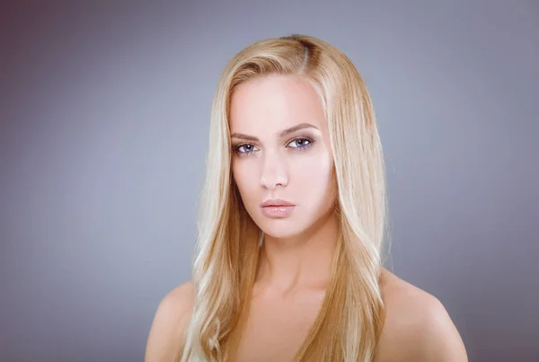 Belleza. Retrato de una joven sobre fondo blanco — Foto de Stock