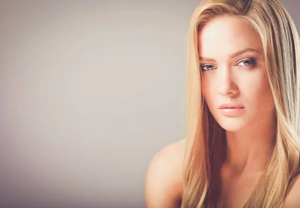 La beauté. Portrait d'une jeune femme sur fond blanc — Photo