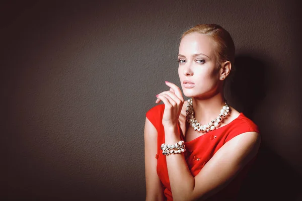 Retrato de mujer joven en vestido rojo, fondo negro aislado — Foto de Stock