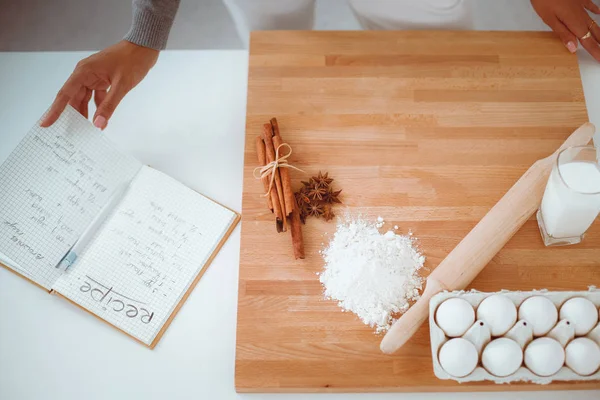 Woman making christmas cookies in the kitchen — Stock Photo, Image