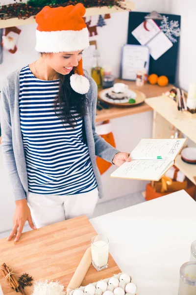 Femme faisant des biscuits de Noël dans la cuisine — Photo