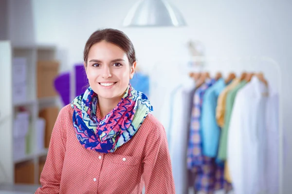 Junge Modedesignerin arbeitet im Atelier. — Stockfoto