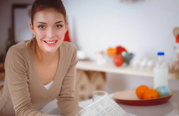 Gelukkig jonge vrouw gezonde ontbijten in de keuken — Stockfoto