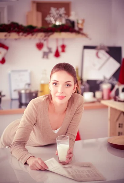 Felice giovane donna che fa colazione sana in cucina — Foto Stock