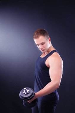 yakışıklı kaslı adam dumbell ile çalışma dışarı