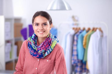 Stüdyoda çalışan genç moda tasarımcısı.