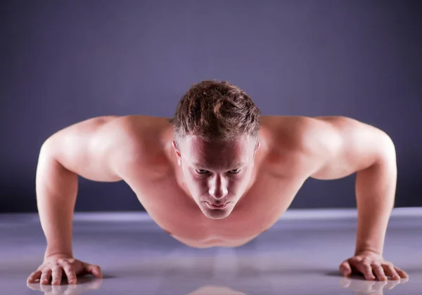 Fitness man göra push ups på golvet — Stockfoto