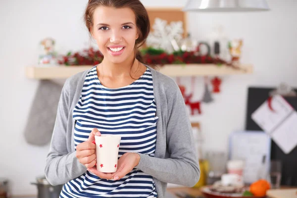 Retrato de mujer joven contra fondo interior de la cocina — Foto de Stock