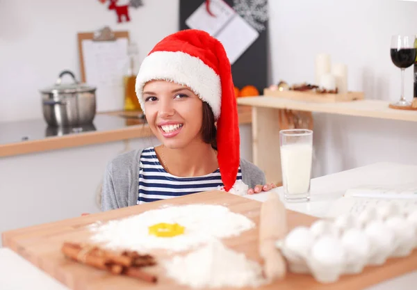 キッチンでクリスマスクッキーを作る女性 — ストック写真