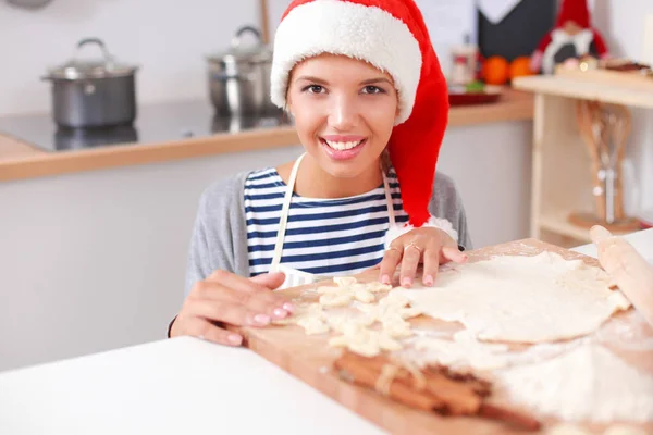 Γυναίκα κάνει χριστουγεννιάτικα μπισκότα στην κουζίνα — Φωτογραφία Αρχείου