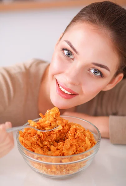 Gelukkig jonge vrouw gezonde ontbijten in de keuken — Stockfoto