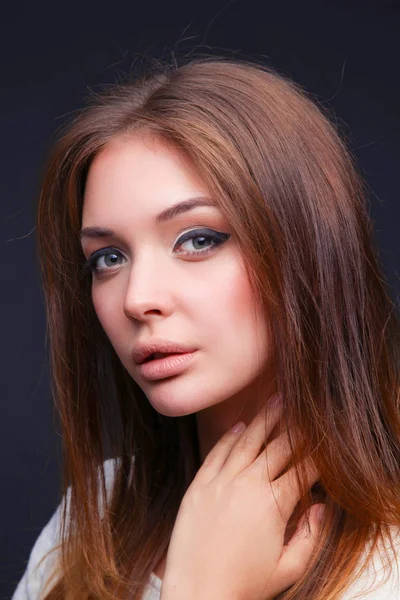 Beleza. Retrato de uma jovem mulher no fundo escuro — Fotografia de Stock