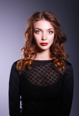 Siyah elbiseli, akşam makyajlı güzel bir kadın.