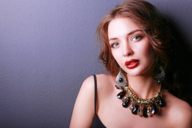 Siyah elbiseli, akşam makyajlı güzel bir kadın.