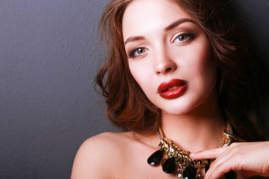 Siyah elbiseli, akşam makyajlı güzel bir kadın.