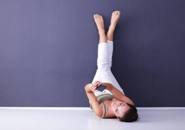 Mutlu sevimli kadın bacakları ile yerde yatarken kaldırdı