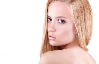 Güzellik. Beyaz arka plan üzerinde genç bir kadın portresi