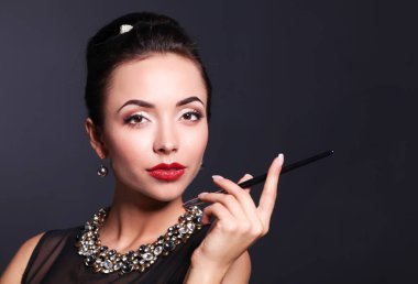 Siyah arka planda duran Retro kadın portresi