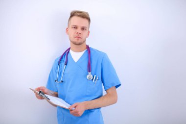 Dosyası olan erkek doktor, beyaz arka planda izole edilmiş.