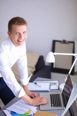 Genç işadamı ofiste masa oturarak çalışma