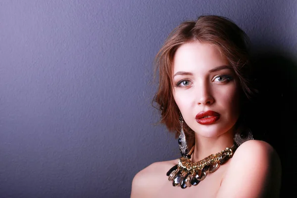 Hermosa mujer con maquillaje de noche en vestido negro — Foto de Stock