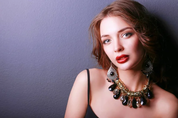 Hermosa mujer con maquillaje de noche en vestido negro — Foto de Stock