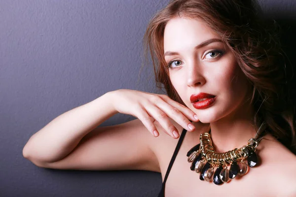 Hermosa mujer con maquillaje de noche en vestido negro — Foto de Stock