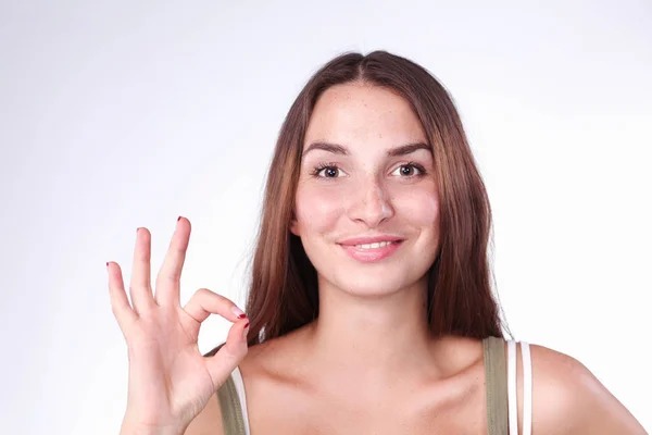 Felice giovane donna mostrando segno ok con le dita — Foto Stock