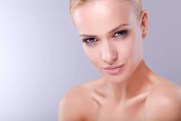 La beauté. Portrait d'une jeune femme sur fond blanc — Photo