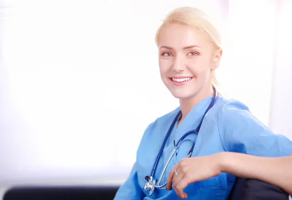 Portrait d'un jeune médecin assis sur le canapé — Photo