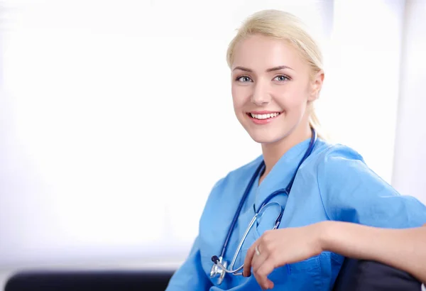 Portrait d'un jeune médecin assis sur le canapé — Photo