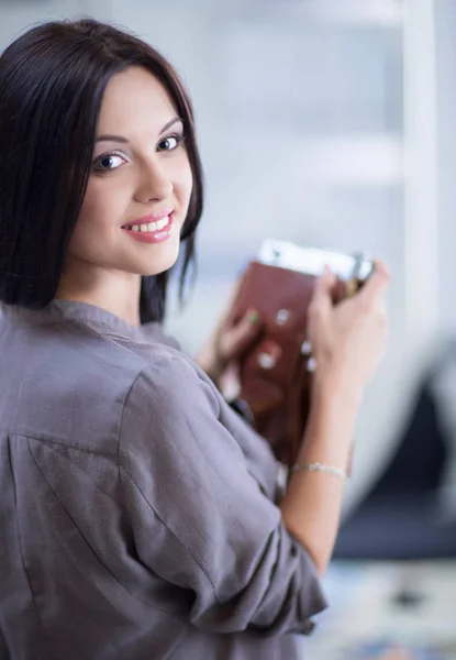 Retrato de una joven fotógrafa hermosa cerca de la mesa — Foto de Stock