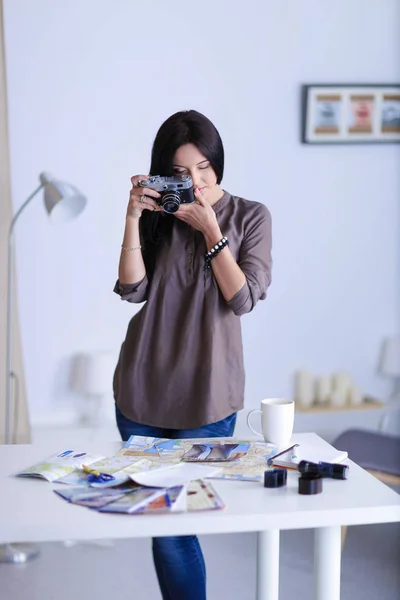 Porträtt av en ung vacker fotograf kvinna nära bordet — Stockfoto