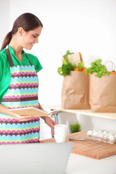 Donna che fa cibo sano in piedi sorridente in cucina — Foto Stock