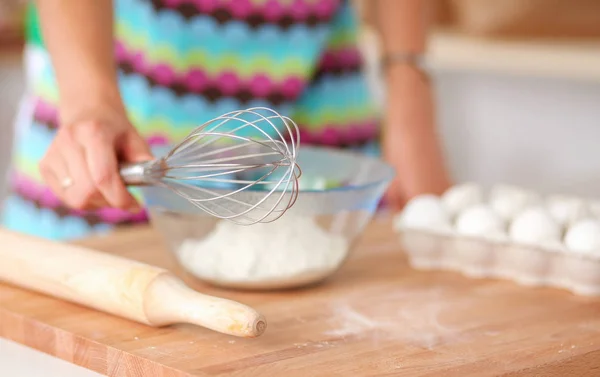 Kadın mutfakta pasta yapıyor. — Stok fotoğraf