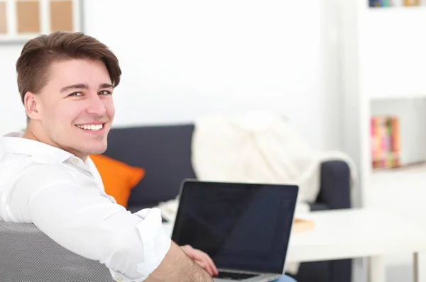 Young businessman working in office, sitting at desk — Stock Photo, Image